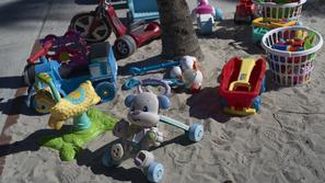 igrače na tleh pred hišo