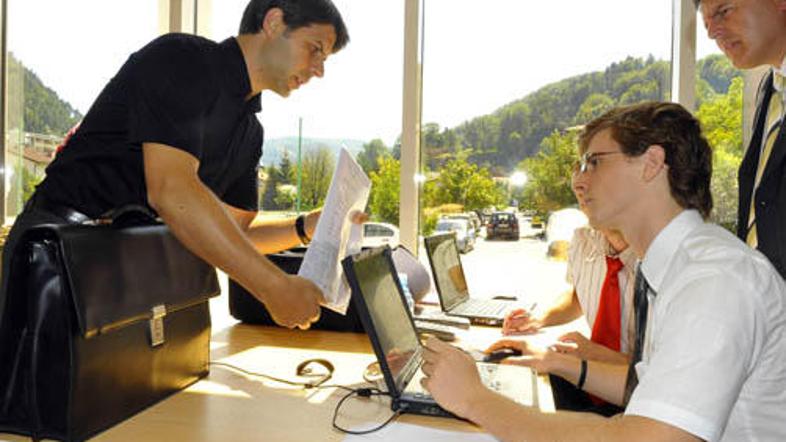 Upokojenci skupaj s študenti in sindikati sicer že zbirajo podpise za sklic izre