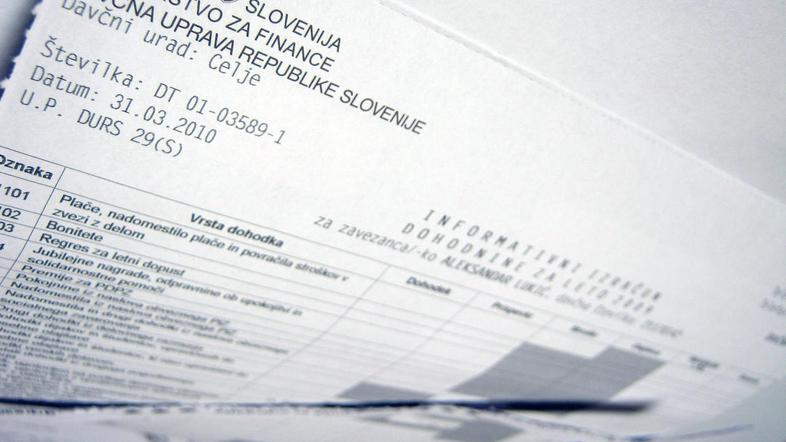 DURS mora odposlati še zadnjo tranšo odločb o odmeri dohodnine za leto 2009. (Fo