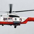 Pilot helikopterja vrste Super Puma, ki jih uporabljajo za prevoze na naftne plo