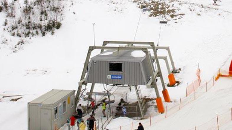 Grebenc je dodal, da morajo tudi smučarji paziti, da ne smučajo v bližini stroja
