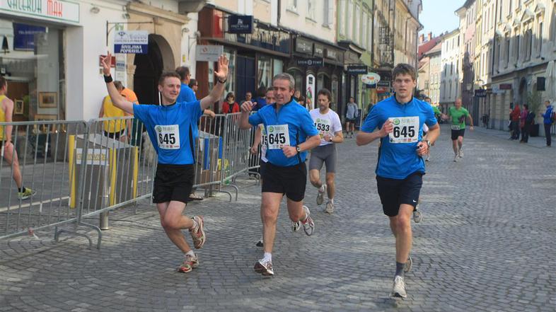 Če želite visokoresolucijsko fotografijo, nam pošljite elektronsko sporočilo na 