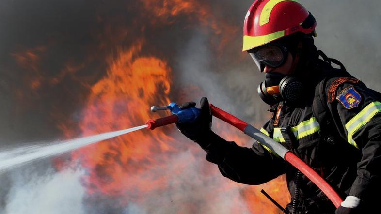 Grški gasilci se borijo s požari.
