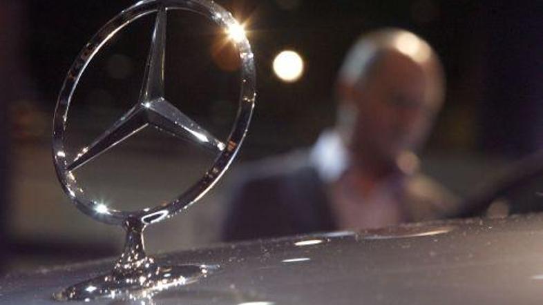 Znamka proizvajalca najbolj znanih svetovnih avtomobilom Mercedes Daimler je vre
