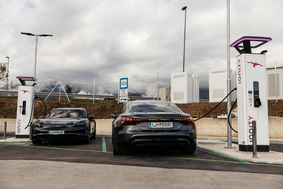 Ultrahitra polnilnica | Avtor: MOON