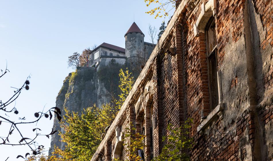 Sramote Bleda ni več: Namesto ruševine bodo zgradili ...