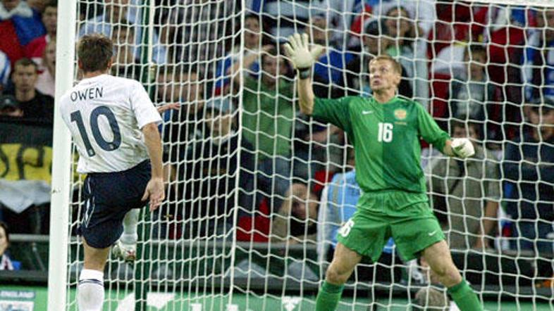 Michael Owen (številka 10) je Rusom na Wembleyju pred mesecem dni zabil dva gola