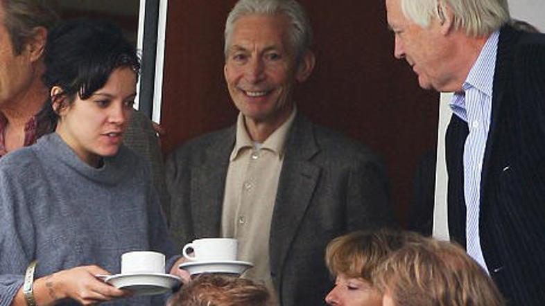 Lily se je skoraj zaletela v Charlija Wattsa.