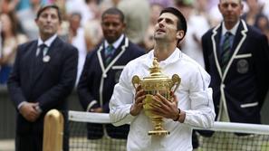 Novak Djoković s pokalom