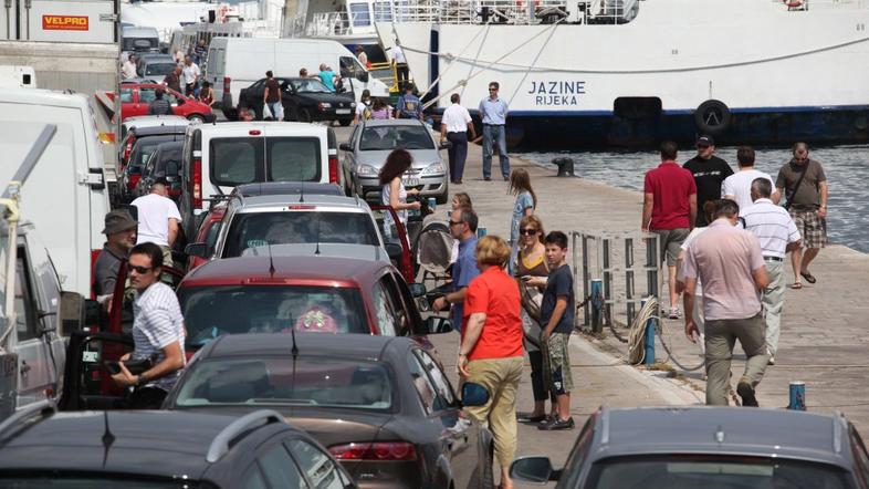 Kolona pred trajektom v Zadru