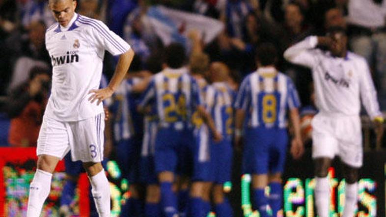 Pepe (levo) je proti Deportivu zatresel lastno mrežo.