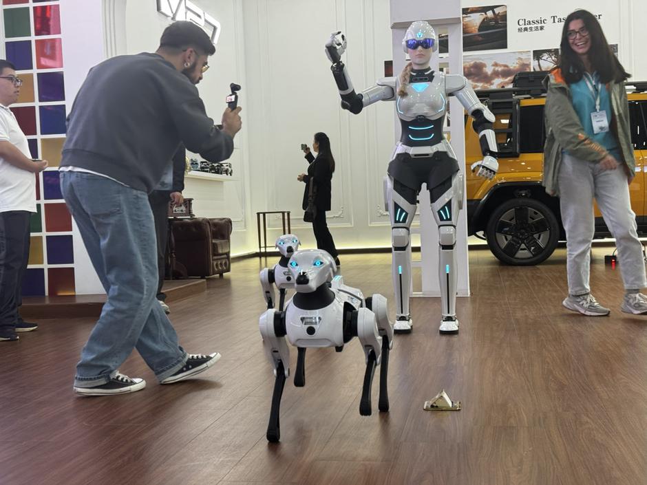 AiMoga Chery androidni robot | Avtor: Andrej Leban