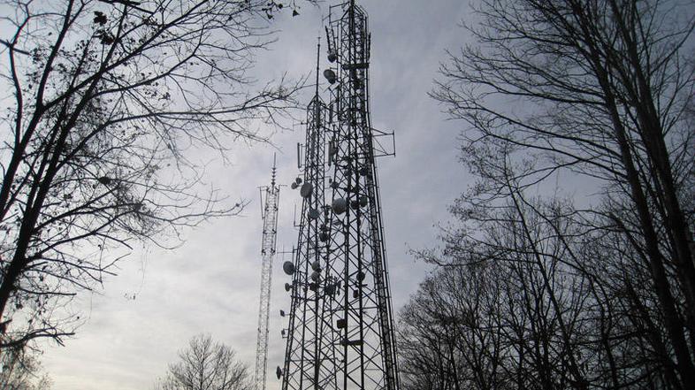 Dva antenska stolpa sta postavljena na Grmadi nad Krškim. (Foto: Nada Černič Cve