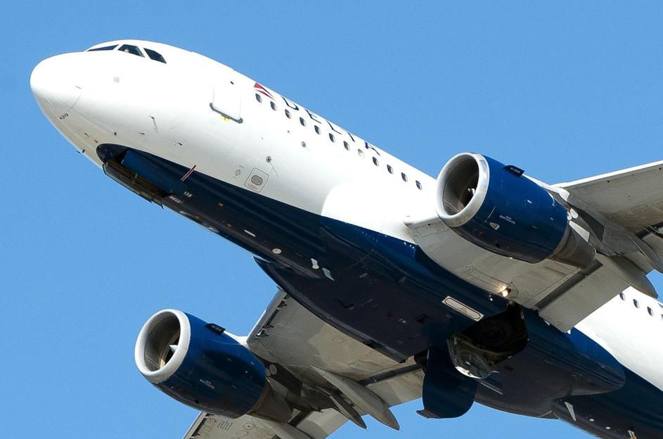 Novice: Z letom za 600 tisoč evrov so želeli deportirati sedem ljudi, to je sledilo