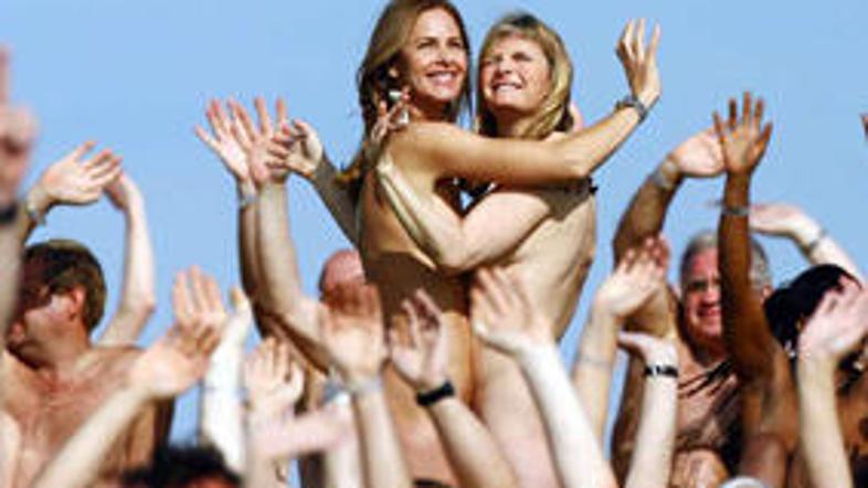 Pogumni Susannah in Trinny sta se slekli, da bi zaznamovali praznik britanskega 