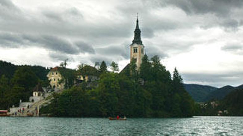 Blejska župnija si že od leta 1992 prizadeva za vrnitev Blejskega otoka.