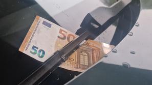 Prevara z bankovcem za vetrobranskim steklom