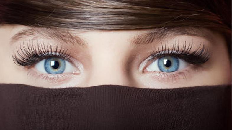 Začarajte s pogledom.