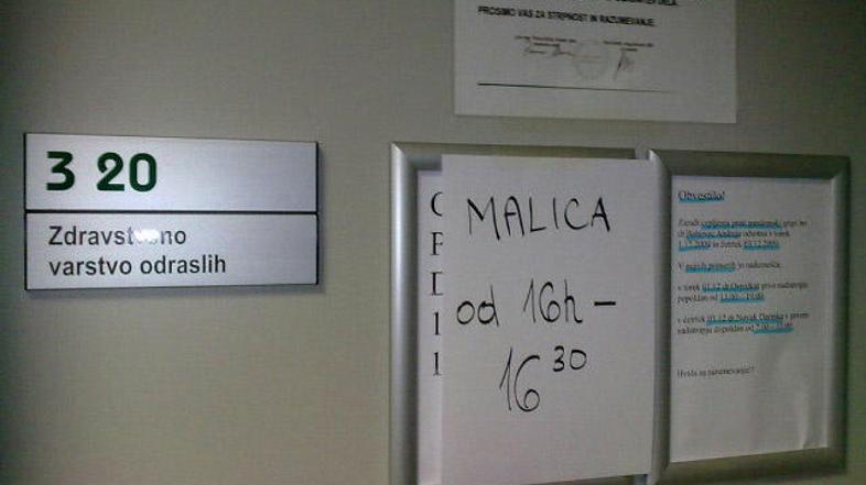 Takšen napis so v zdravstvenem domu v Šiški nalepili na vrata med cepljenjem pro
