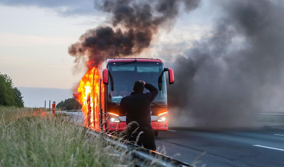 Med vožnjo po avtocesti je zagorel avtobus