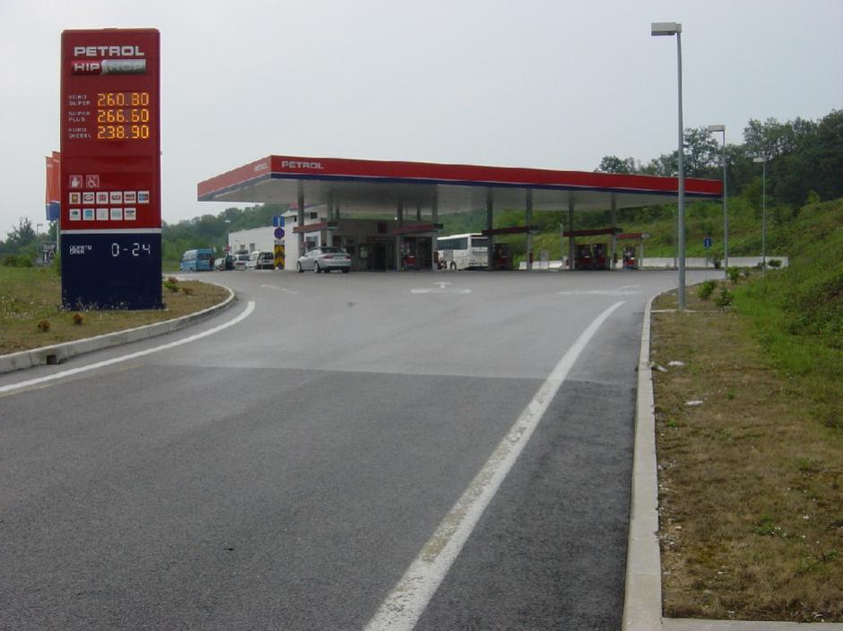 Šempas bencinski servis | Avtor: Dars