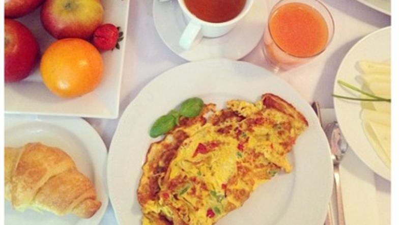 Pompozna jajčna omleta za zajtrk.