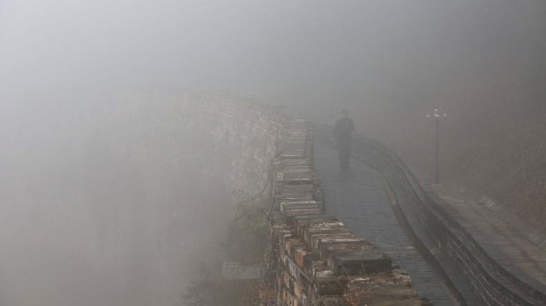 Peging se duši v smogu