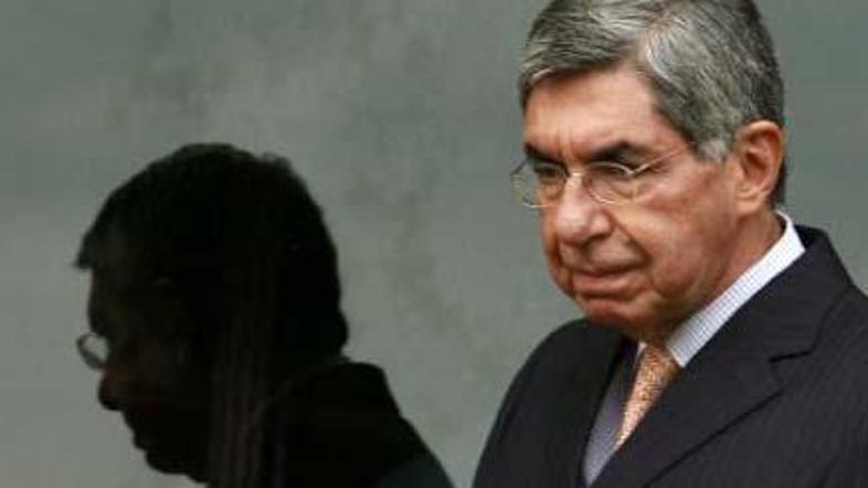Predsednik Kostarike Oscar Arias se je okužil z virusom nove gripe.