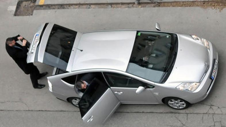 Predsednik vstopa v toyoto, ki ponuja zadostno udobje in avtonomijo, da bi lahko