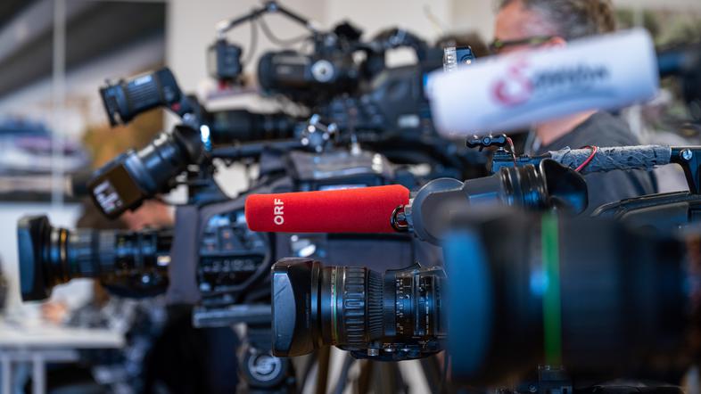 kamere mikrofoni fotoaparati mediji