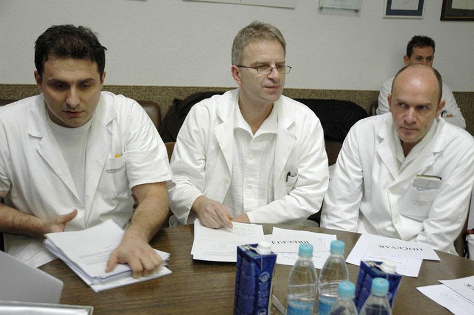 Erik Brecelj (levo) in Marko Hočevar (desno) na seji sveta. (Foto: Dejan Mijovič