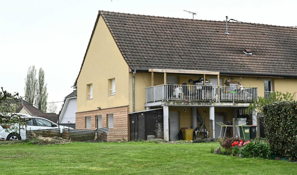 Devetletnega sina imel skoraj leto in pol zaklenjenega v kombiju