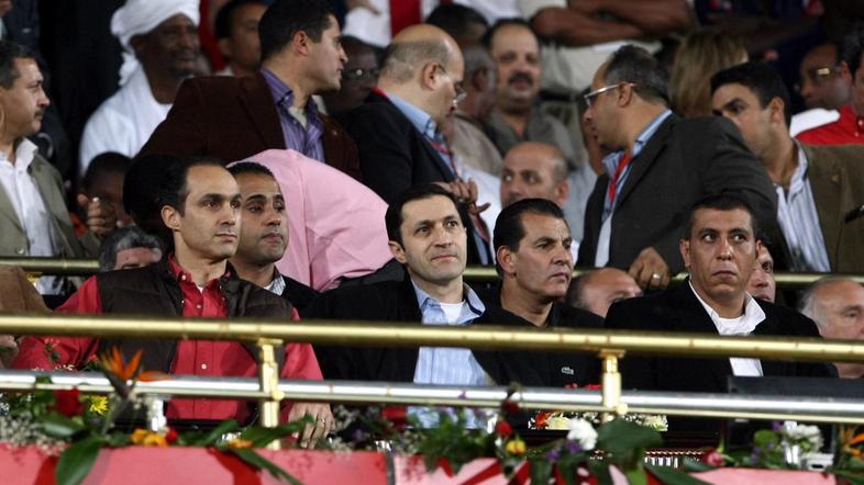Mubarakova sinova Gamal in Alaa, prvi in drugi z desne, na nogometni tekmi. (Fot