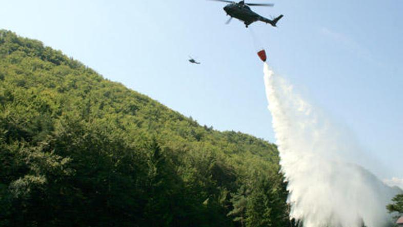 Na vaji so vojaki prikazali tudi gašenje požara s helikopterjem Cougar.