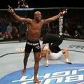 Anderson Silva slavi novo zmago v oktagonu. (Foto: UFC)