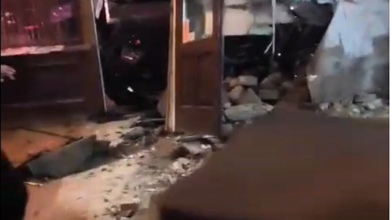 Z avtomobilom zapeljala v gostilno