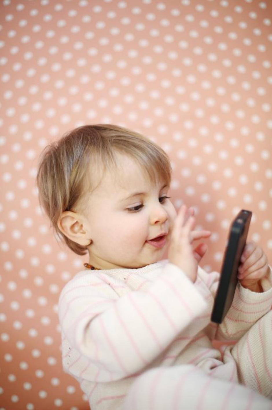 Otrok z mobilnim telefonom | Avtor: Profimedias