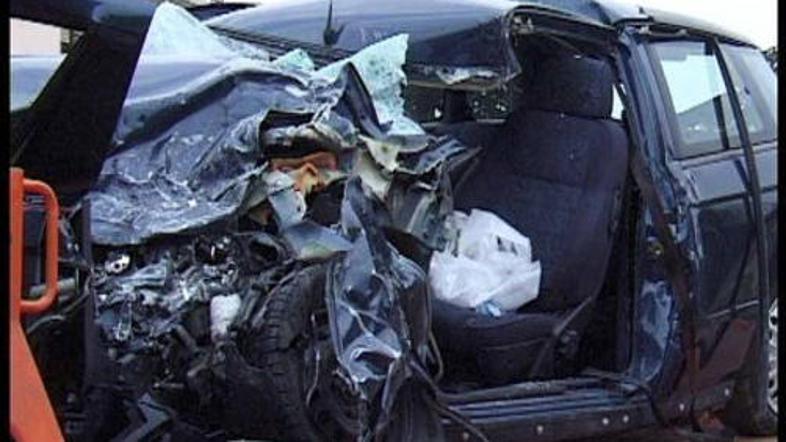 Avto zakoncev Ganthaler je bil povsem uničen.