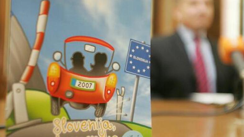 Mate je pojasnil, da želijo z brošuro državljane še bolj natančno seznaniti s pr