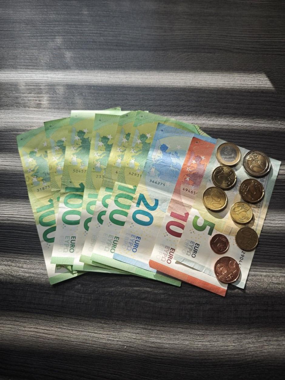 Božičnica 2025, znesek 638,86 evra, zimski regres | Avtor: Žurnal24 