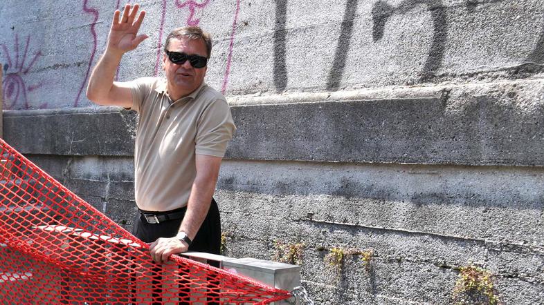 Janković je po kratkem posvetu s svojim odvetnikom Petrom Čeferinom zapustil dvo