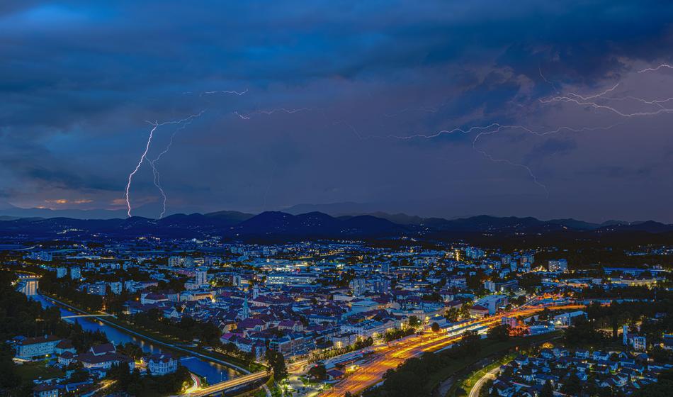 Pred nami je pestra noč: Nad Slovenijo se širijo nevihtni oblaki