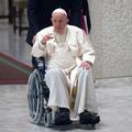 Papež na invalidskem vozičku