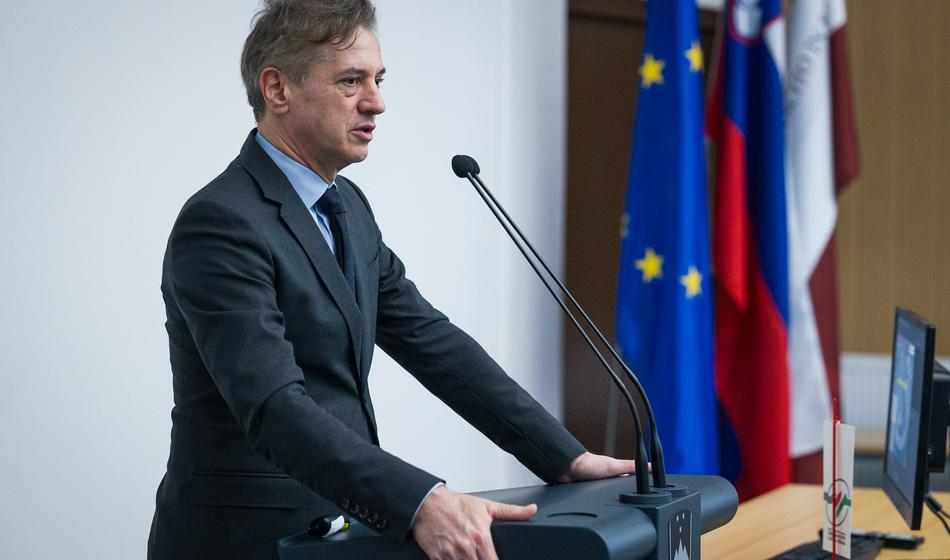 Izredna seja vlade, na terenu tudi vojska