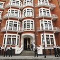 Ekvadorsko veleposlaništvo v Londonu, pred katerim policisti "čakajo" Assangea