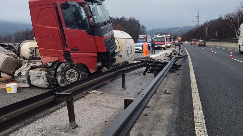 Prometna nesreča tovornjaka avtocesta