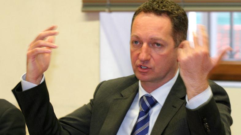 Popovič bo s sklicem seje zavlačeval, menijo nekateri nadzorniki.