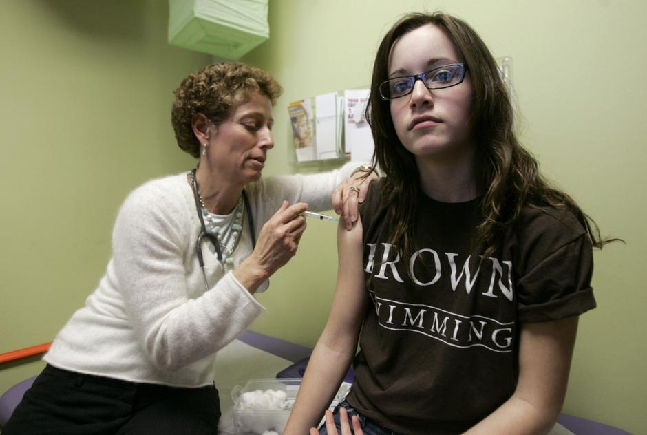 razno 12.09.13. HPV cepljenje, Nancy Brajtbord, RN, (L) administers a shot of ga | Avtor: razno 12.09.13. HPV cepljenje, Nancy Brajtbord, RN, (L) administers a shot of ga
