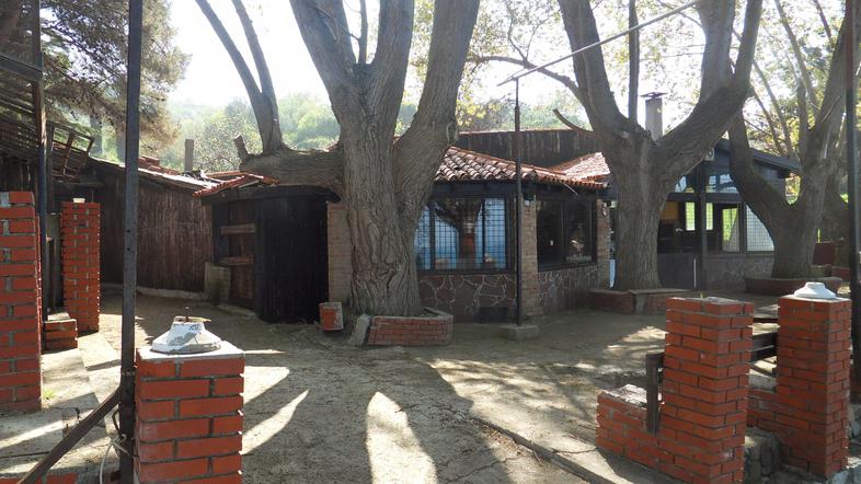 Notranjost in okolica objekta z enormnim potencialom pod Belvederjem sramotno pr