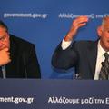 Grški premier George Papandreou (desno) in finančni minister Evangelos Venizelos